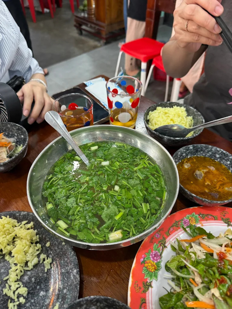 Quán cơm gà Bà Buội: Hương vị giữ chân người trở lại Hội An