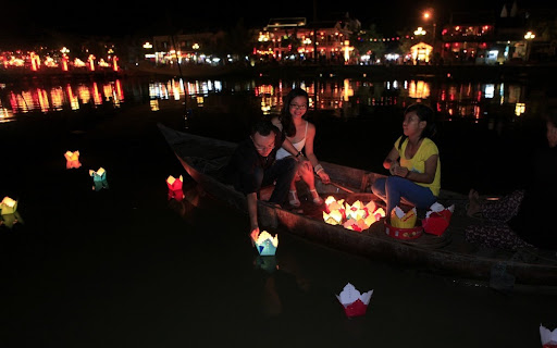 Lễ Hội Hoa Đăng Hội An rực rỡ và đầy ảo diệu trên sông Hoài