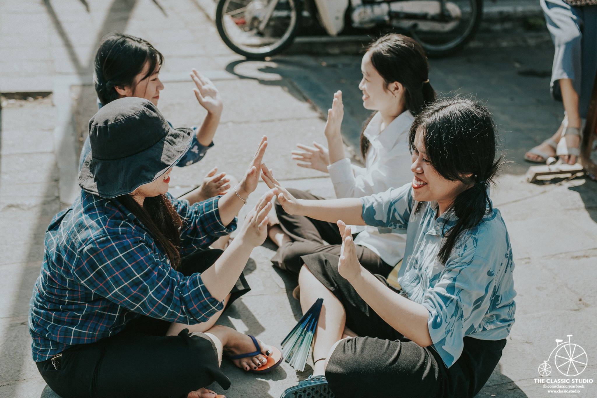 Siêu ấn tượng bộ ảnh kỷ yếu của học sinh trường THPT Trần Quý Cáp về Hội An thời bao cấp