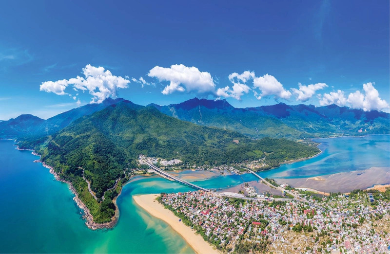 Bãi biển Lăng Cô một bức tranh thuần khiết của xứ Huế