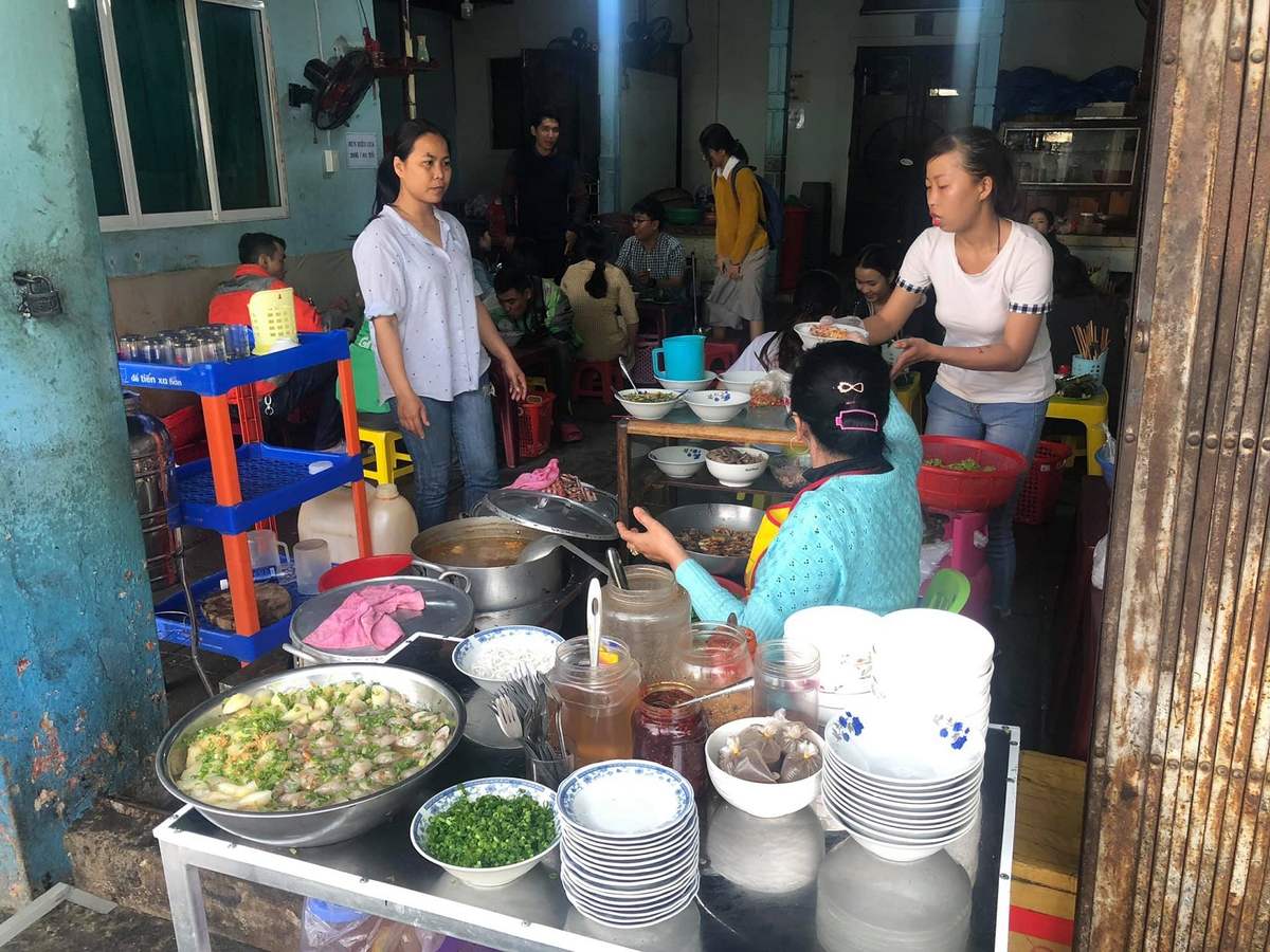 Bạn đã ghé qua quán cafe nổi tiếng phố cổ Bao Vinh Huế chưa?