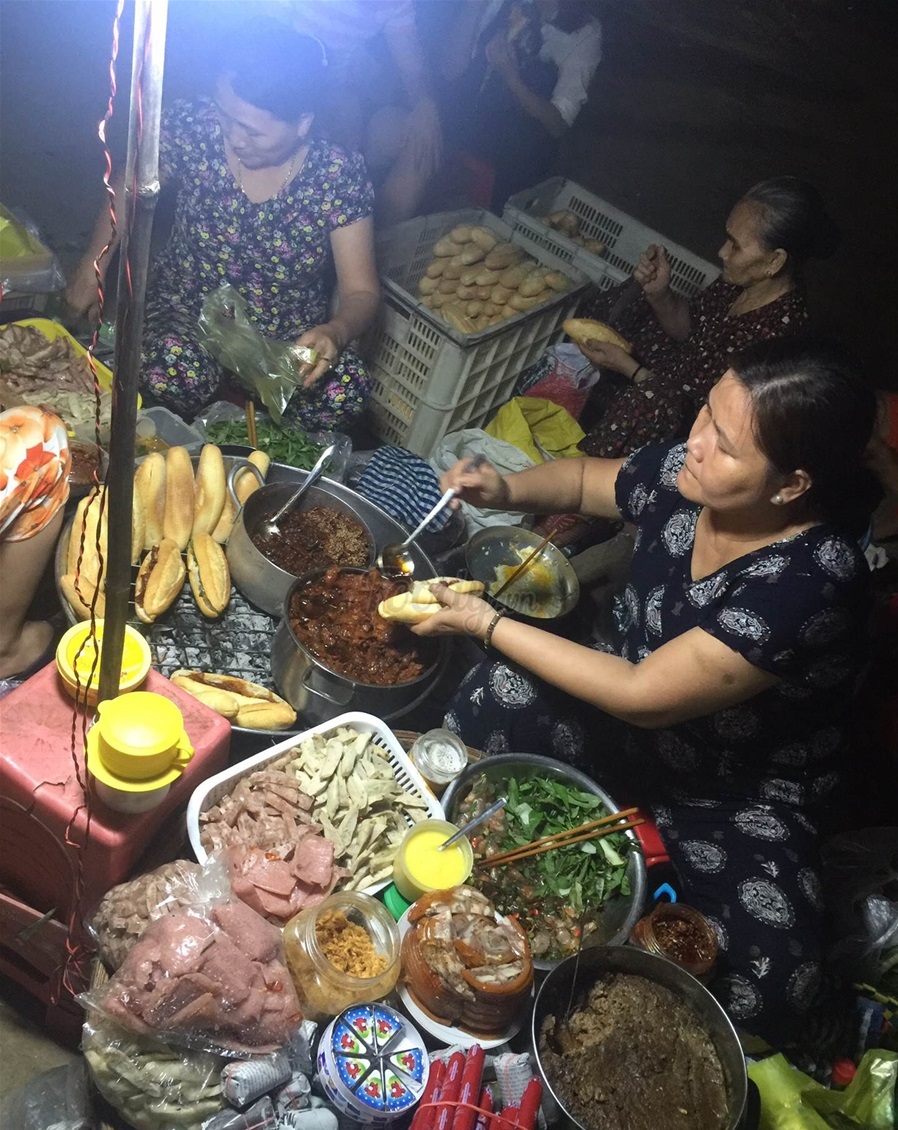 Bánh mì Tràng Tiền Huế - Gói gọn hương vị cố đô khiến bao người phải suýt xoa không ngừng